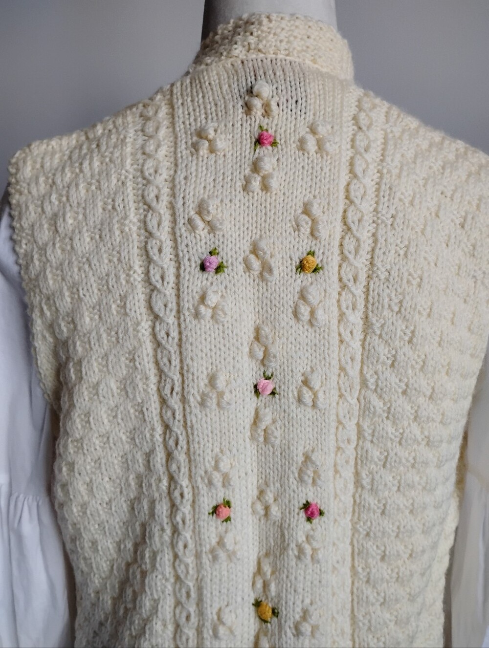Smith's Of Bermuda Vintage Pure Wool Sweater Vest Cream Pastel Rosettes Size Med - Picture 11 of 16